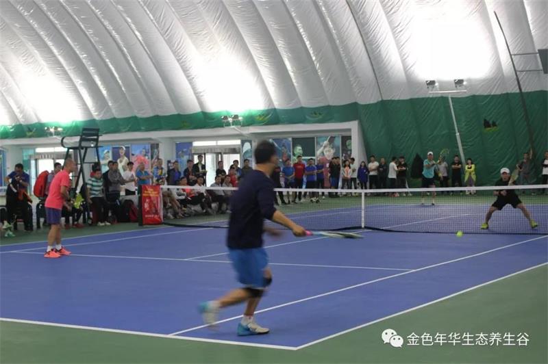 外面電閃雷鳴，氣膜網(wǎng)球館里面熱火朝天